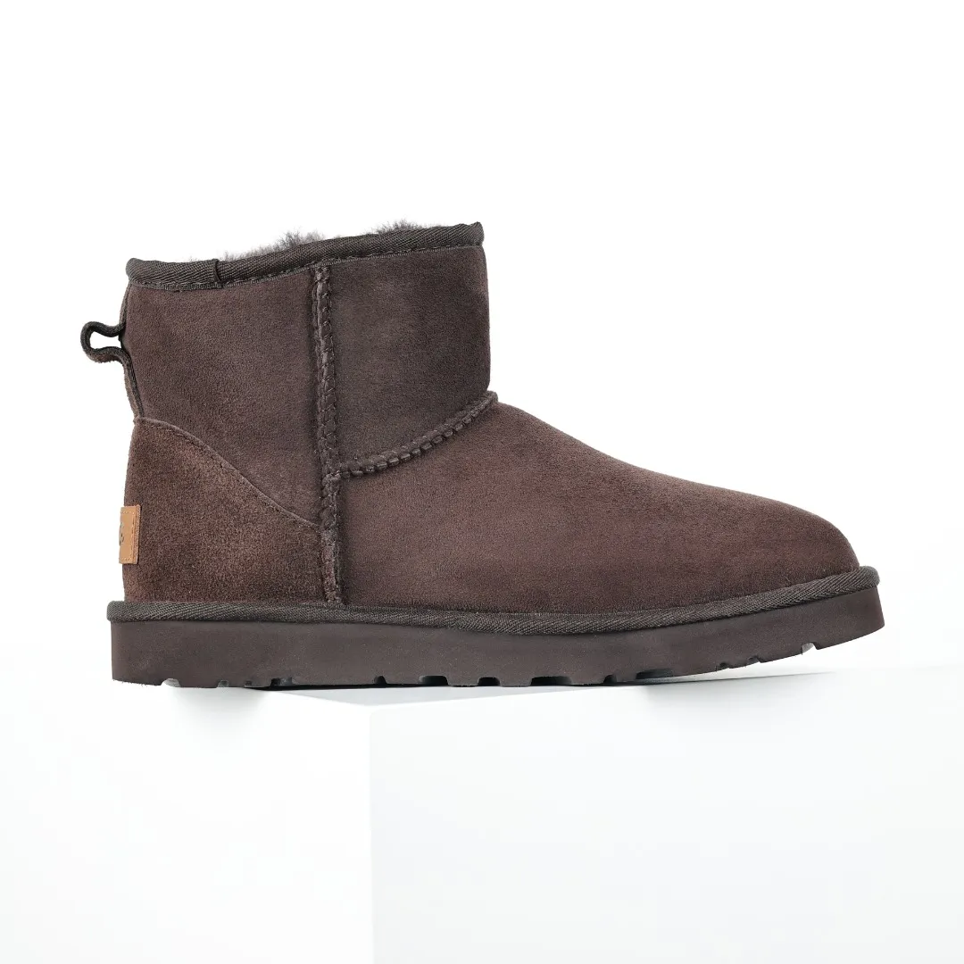 Pick up locally 💰520, core recommendation, good price, UGG Classic Mini mid-tube series, Xiaohongshu hot model, Henan Longfeng leather production, sheepskin and wool integration, top quality in the market, 2-3 cm cashmere insole, keeping warm in winter, suitable for home use. In the new year, uug launched a style series, which is partially biased towards the preferences of young consumers, and has also been at the forefront of fashion trends. Shoe body material, water-repellent coated suede upper 17mm UGGPURE™ implanted wool insole Lightweight non-slip comfortable rubber outsole With brand LOGO Trademark Comes with full packaging Size: 35 36 37 38 39 40